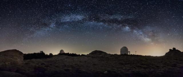 Imagen de la Vía Láctea sobre el cielo del Observatorio de Calar Alto.