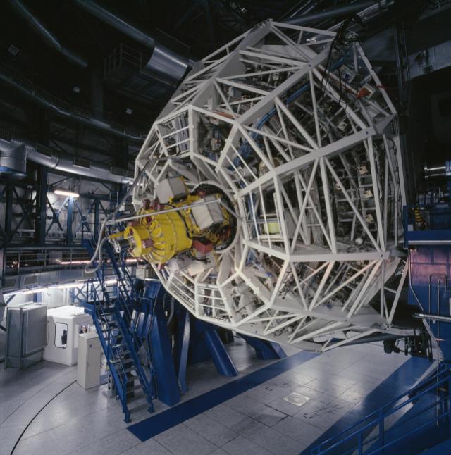 Instrumento FORS2, empleado en este trabajo, situado en el foco Cassegrain (detrás del espejo primario) de uno de los telescopios del VLT (ESO, Chile). Crédito: http://www.usm.uni-muenchen.de/Geschichte_en.php