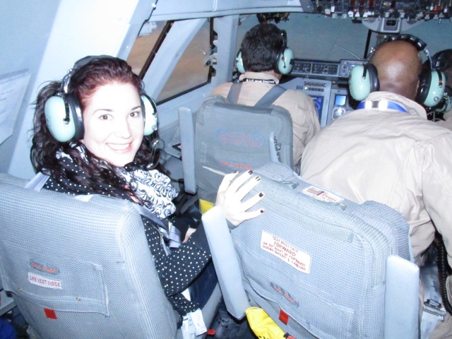 La astrofísica Lizette Guzmán Ramírez, autora de esta entrada, en el interior del avión, dispuesta a comenzar la observación que durará 12 horas de vuelo. 