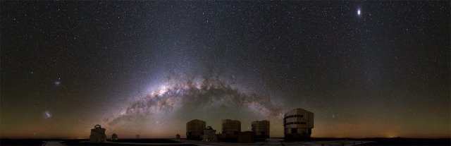 Espectacular vista del VLT en el Observatorio de PAranal con la Vía Láctea y las Nubes de Magallanes (manchas borrosas a la izquierda de la imagen), solo visibles desde el hemisferio sur. Crédito: Stephane Guisard.