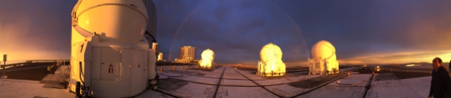 Arcoiris sobre la plataforma del Cerro Paranal al atardecer. Los pequeños telescopios ATs iluminados por el Sol del ocaso y al fondo el UT4. Fotografía obtenida por J. Lillo-Box.
