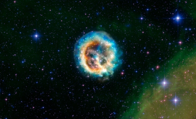 Composición de imágenes del remanente de supernova E0102 combinando imágenes de rayos-X del telescopio espacial Chandra e imágenes en el rango óptico del telescopio espacial Hubble. La explosión de esta estrella se pudo ver desde la Tierra hace 1000 años. Crédito: X-ray (NASA/CXC/MIT/D.Dewey et al. NASA/CXC/SAO/J.DePasquale); Optical (NASA/STScI)